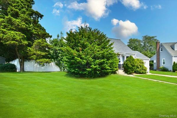 2 Ford DR, Massapequa, NY 11758