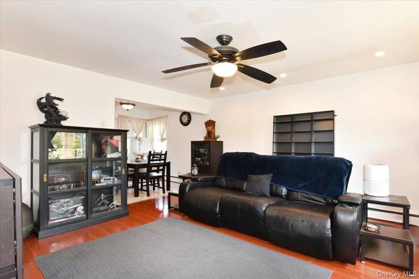 2 Ford DR, Massapequa, NY 11758
