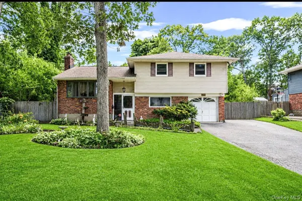 26 Harvard LN, Commack, NY 11725