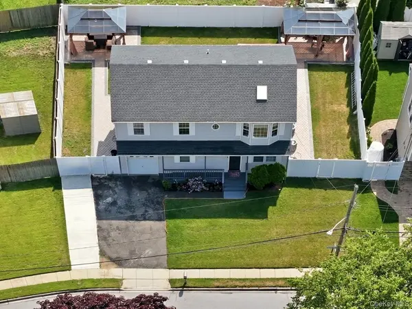 10 Carman BLVD, Massapequa, NY 11758