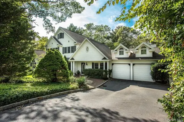 39 Hunting Hill DR, Dix Hills, NY 11746