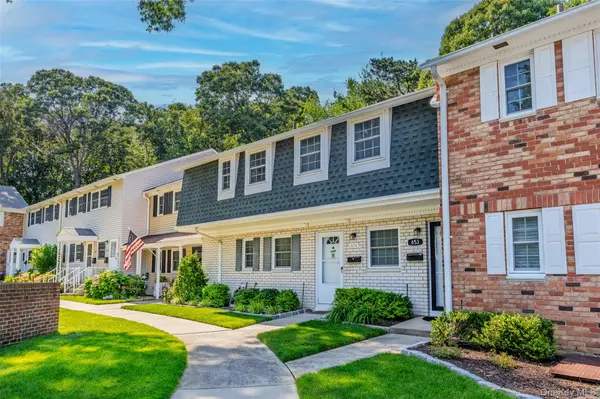 654 Village Drive #654, Hauppauge, NY 11788