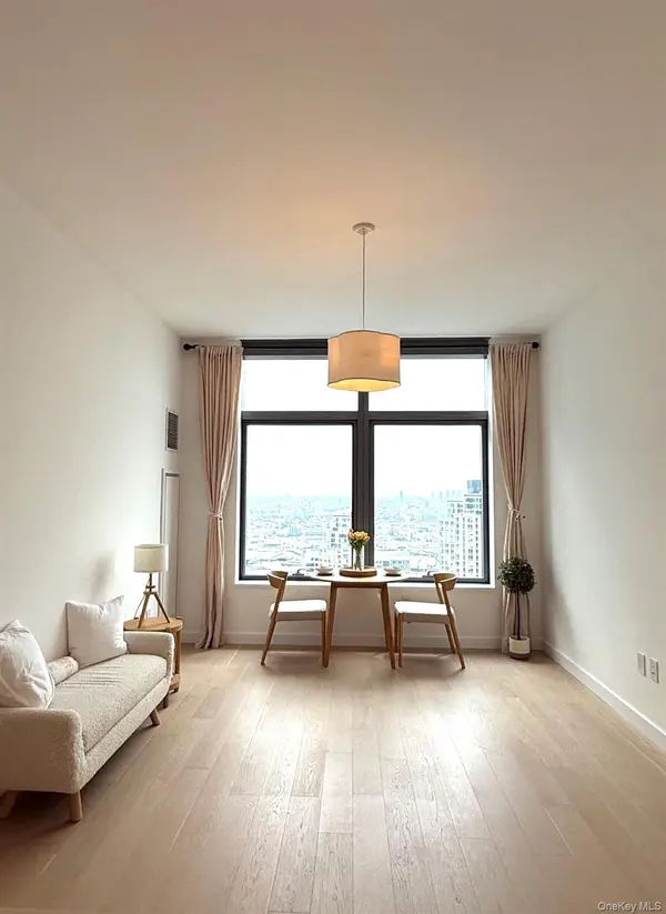 3 Court SQ #4610, Long Island City, NY 11101