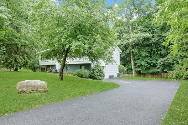 1 Long Meadow DR, Monsey, NY 10952