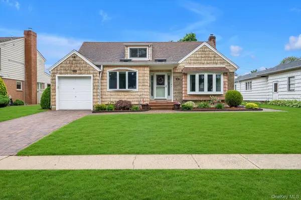 26 Patton BLVD, New Hyde Park, NY 11040
