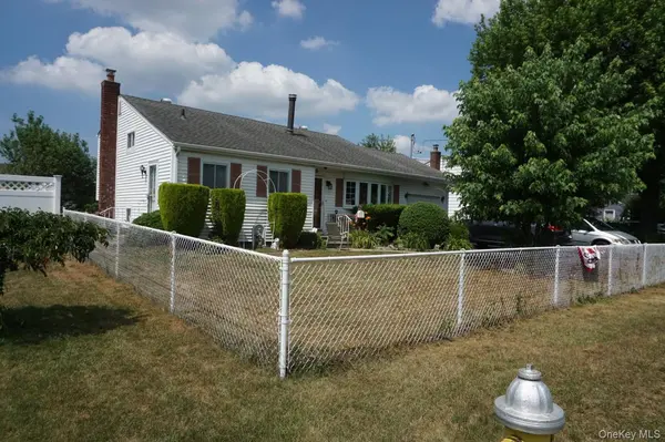 820 N Indiana AVE, Lindenhurst, NY 11757