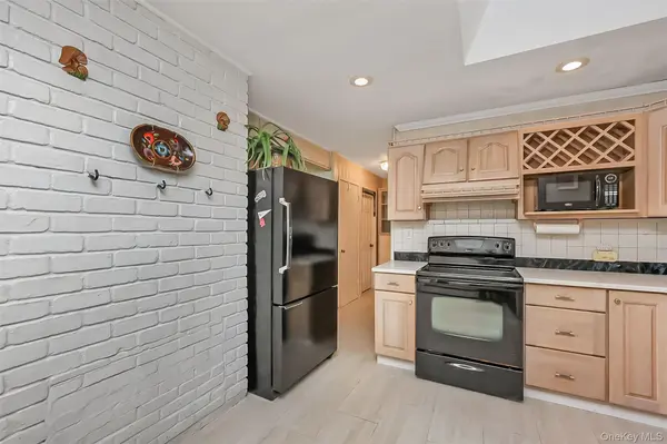 2 Glow LN, Hicksville, NY 11801