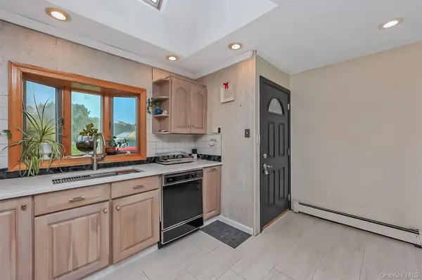 2 Glow LN, Hicksville, NY 11801