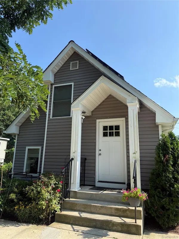 16 Oak AVE, Riverhead, NY 11901