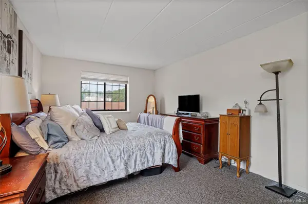 71-49 Metropolitan AVE #2-F, Middle Village, NY 11379