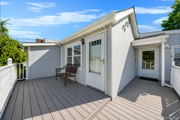 426 N 4th ST, Lindenhurst, NY 11757