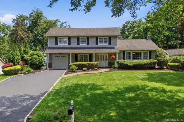 26 Lorijean LN, East Northport, NY 11731