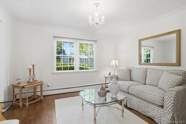 26 Lorijean LN, East Northport, NY 11731
