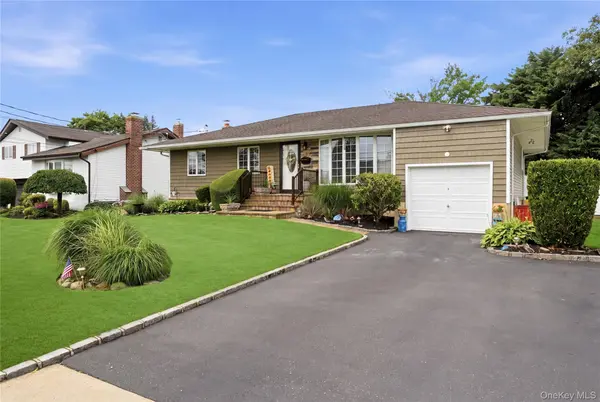 17 Mohawk PL, Massapequa, NY 11758