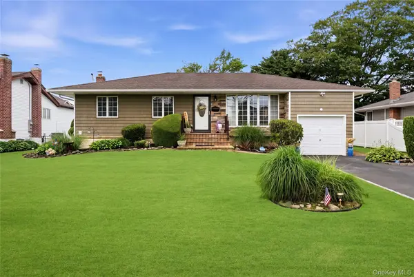 17 Mohawk PL, Massapequa, NY 11758