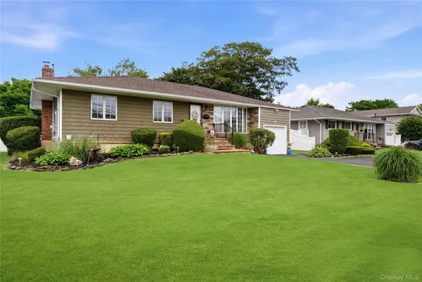 17 Mohawk PL, Massapequa, NY 11758