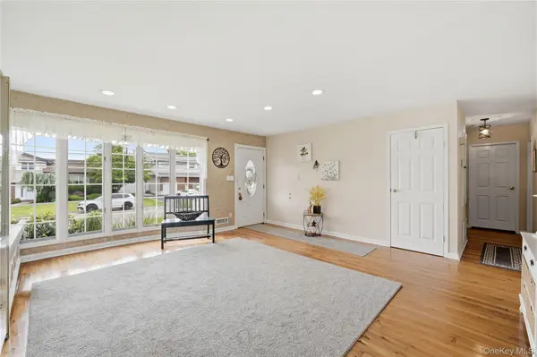 17 Mohawk PL, Massapequa, NY 11758