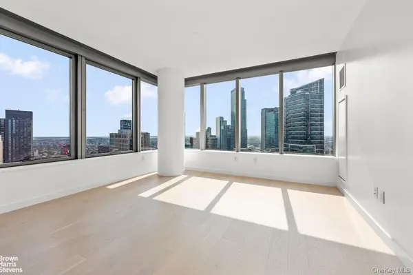 3 Court SQ #3908, Long Island City, NY 11101