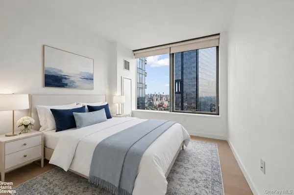 3 Court SQ #3908, Long Island City, NY 11101