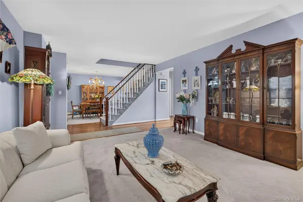 200 Saint Bridgets LN, Westbury, NY 11590