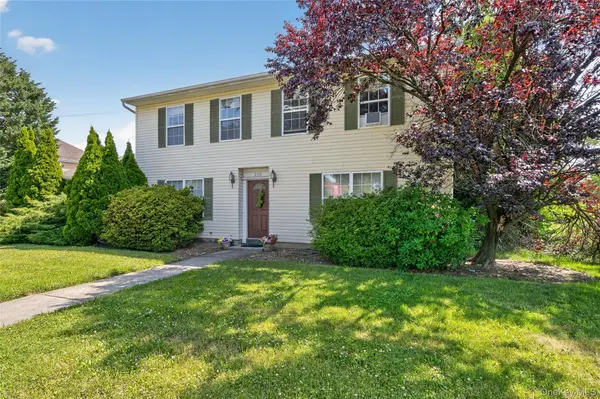 200 Saint Bridgets LN, Westbury, NY 11590