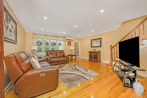 65-19 78th ST, Middle Village, NY 11379