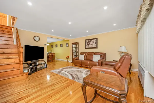 65-19 78th ST, Middle Village, NY 11379