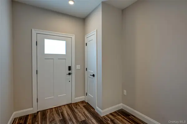 1 Conklin ST #202, Farmingdale, NY 11735