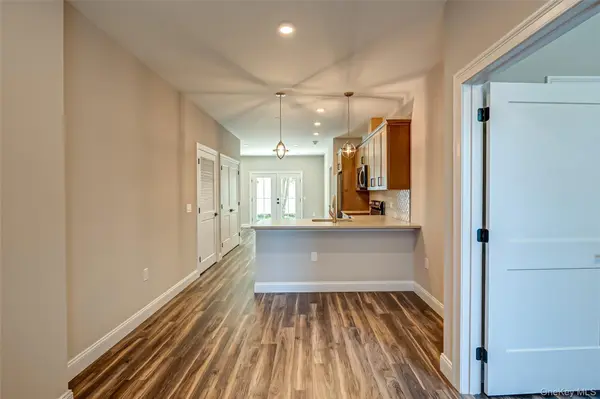 1 Conklin ST #202, Farmingdale, NY 11735