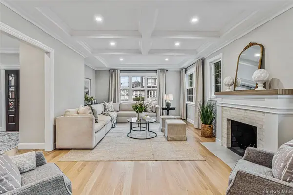 10 Hazel PL, Floral Park, NY 11001