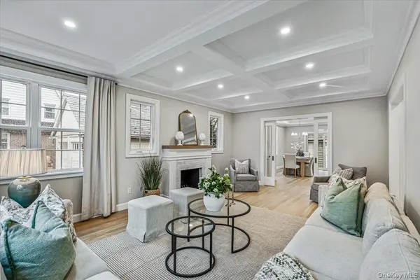 10 Hazel PL, Floral Park, NY 11001