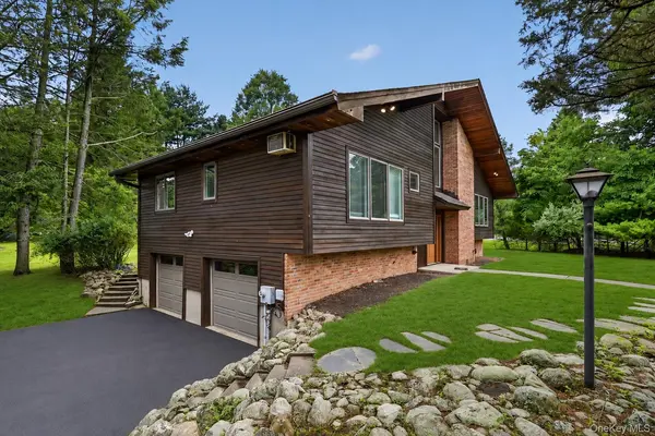 15 Meadowlark DR, West Nyack, NY 10994
