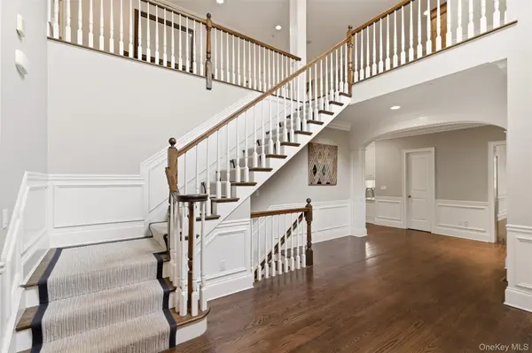 9 May Hill LN, Dix Hills, NY 11746