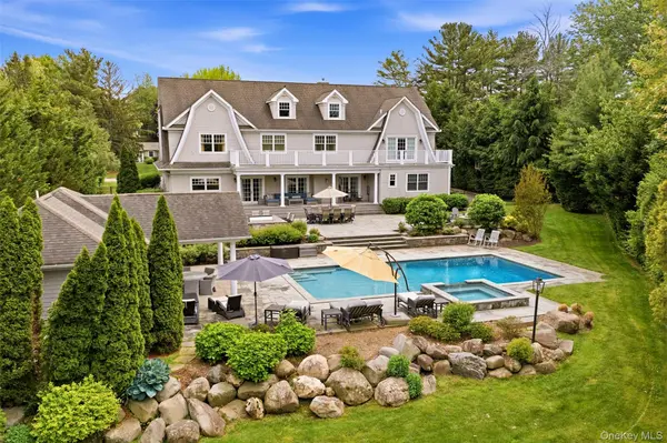 9 May Hill LN, Dix Hills, NY 11746