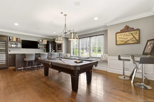 9 May Hill LN, Dix Hills, NY 11746