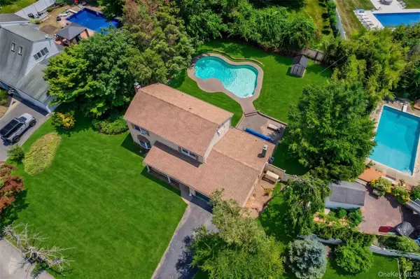 21 Madeley LN, Stony Brook, NY 11790