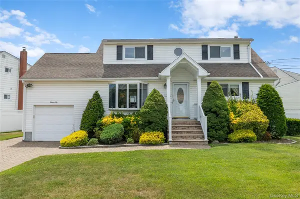 22 Marilyn CT, West Babylon, NY 11704