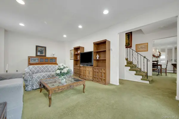 34 Dogwood DR, Scarsdale, NY 10583