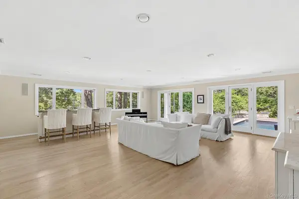 9 Rosebud LN, East Quogue, NY 11942