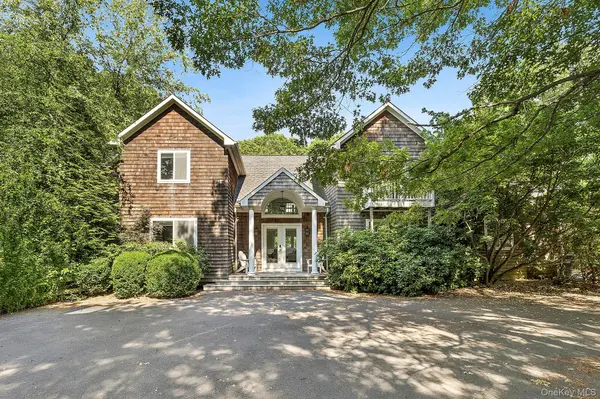9 Rosebud LN, East Quogue, NY 11942