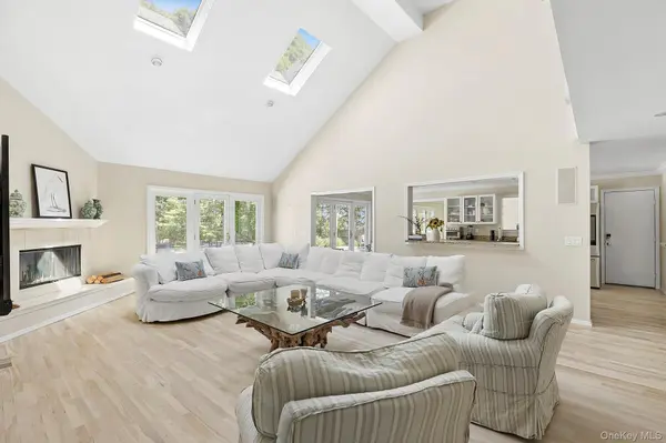 9 Rosebud LN, East Quogue, NY 11942