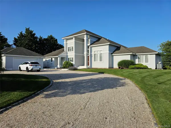 18 Pine Tree LN, Westhampton, NY 11977