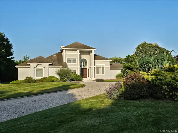 18 Pine Tree LN, Westhampton, NY 11977