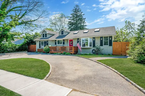1096 Manor LN, Bay Shore, NY 11706