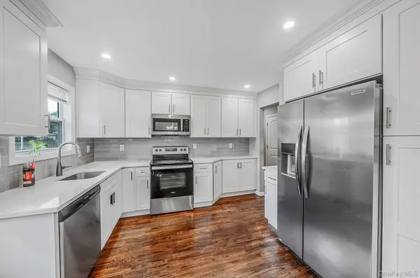 18 Jackson ST, Farmingdale, NY 11735