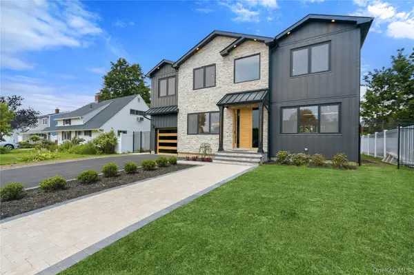 28 Choir LN, Westbury, NY 11590