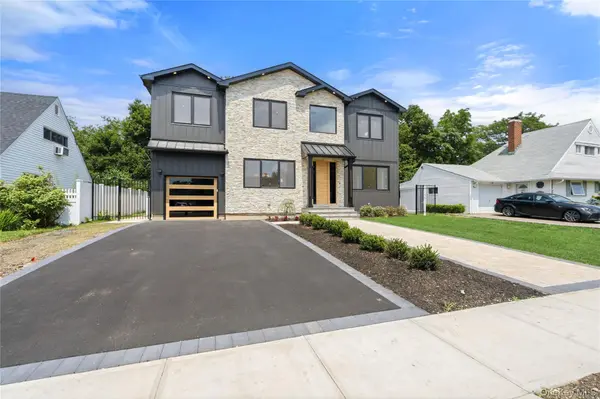 28 Choir LN, Westbury, NY 11590