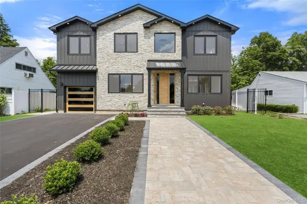 28 Choir LN, Westbury, NY 11590