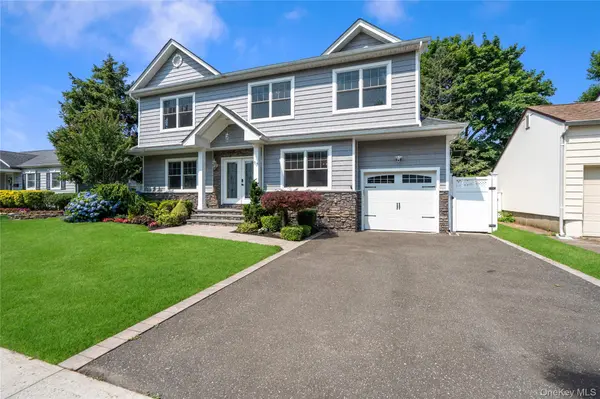 17 Woodwaye RD, Plainview, NY 11803