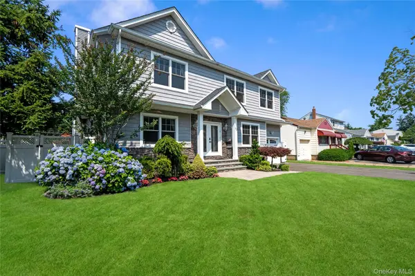 17 Woodwaye RD, Plainview, NY 11803